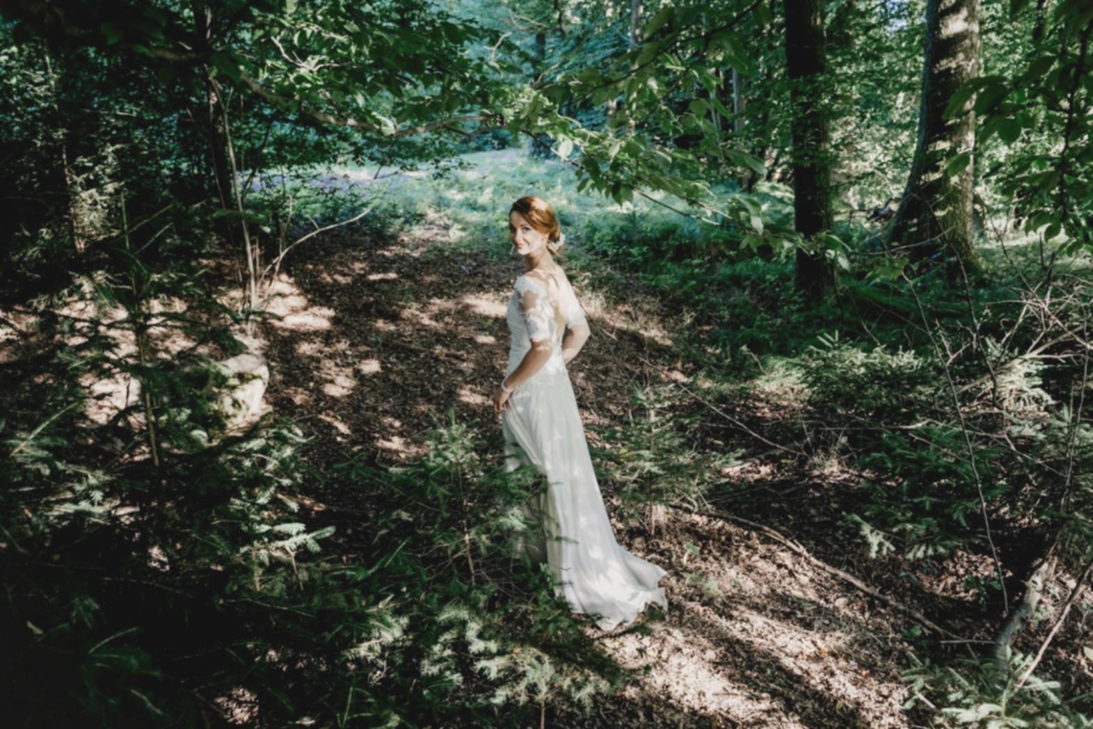 Detail přípravy slavnostního stolu — profesionální party planner při práci